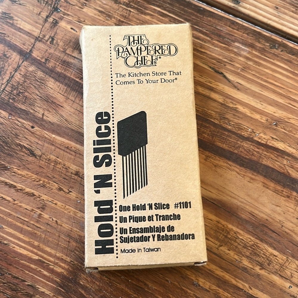 The Pampered Chef Hold ‘N Slice NIB